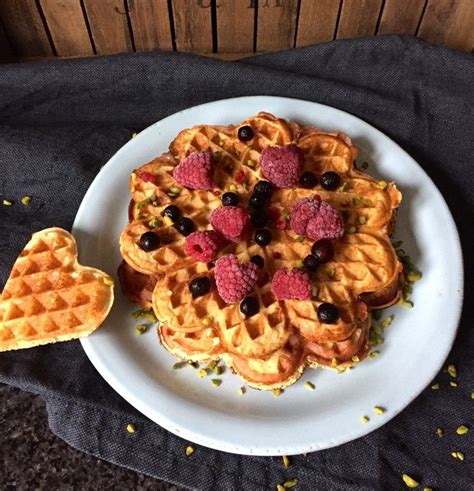 Waffeleisen mit goldbraunen Low-Carb-Waffeln