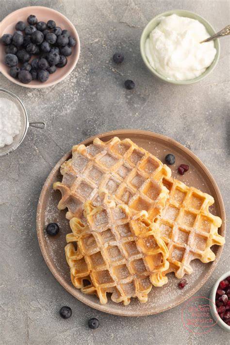 Waffeleisen mit goldbraunen Skyr Waffeln