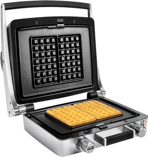 Waffeleisen mit goldbraunen Waffelkeksen