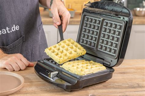 Waffeleisen mit goldbraunen Waffeln