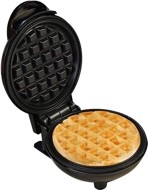 Waffeleisen mit goldbrauner glutenfreier Waffel