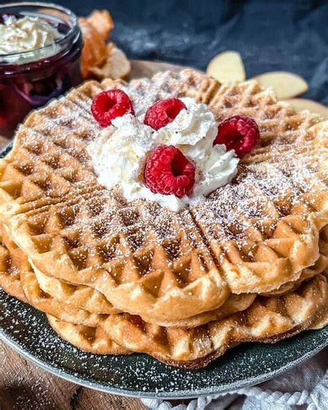 Waffeleisen mit heißen Waffeln