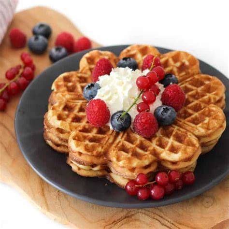 Waffeleisen und frische Waffeln mit Früchten