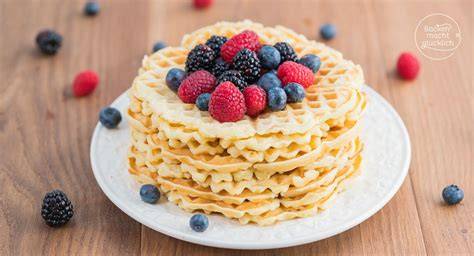 Waffeleisen und knusprige Waffel auf Kuchenrost