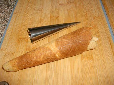 Waffelhörnchen formen auf einem Brett mit Holzformer