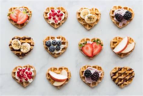 Waffelherzen mit Erdbeerchips und frischen Früchten als Kinder-Snack