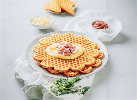 Waffelkreationen: süß, herzhaft, vegan und glutenfrei auf einem Tablett angerichtet