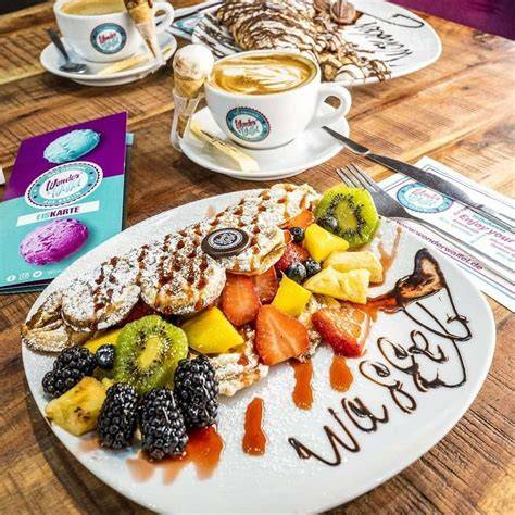 Waffelkreationen und Innenansicht von Wonder Waffel Göttingen