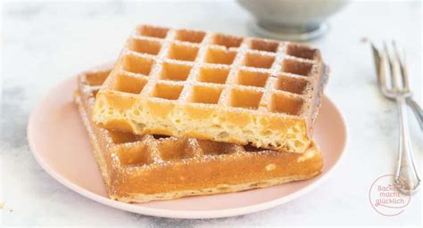 Waffelmischung und fertige belgische Biskuitwaffeln