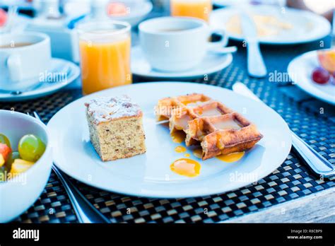 Waffeln als Frühstück - serviert mit Obst und Kaffee