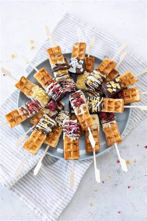 Waffeln am Stiel bunt dekoriert auf einem Tablett