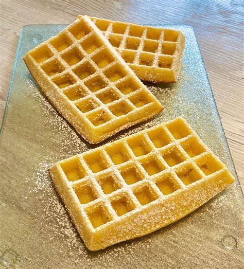 Waffeln auf Ofengitter im Backofen