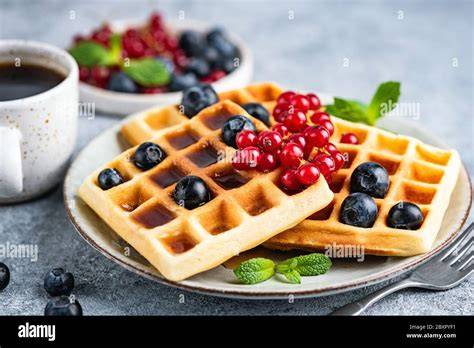 Waffeln auf Teller mit Beeren