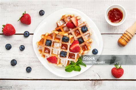 Waffeln auf einem Teller mit frischem Obst