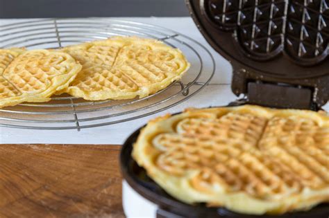 Waffeln frisch aus dem Waffeleisen mit Puderzucker
