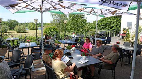 Waffeln im Biergarten mit Blick auf den Rubbenbruchsee