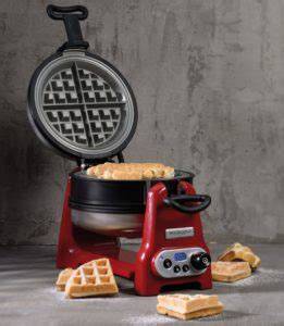 Waffeln im KitchenAid Waffeleisen während des Backens