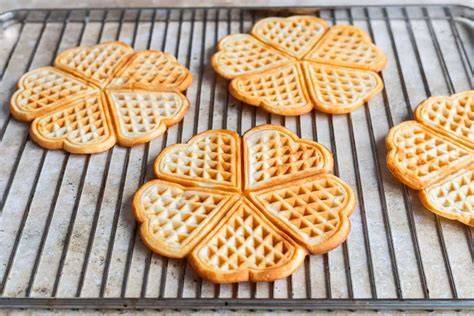 Waffeln im Ofen warm gehalten auf einem Teller