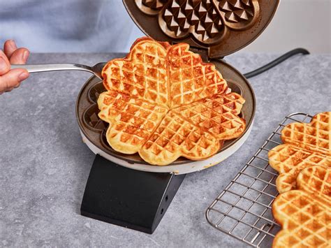 Waffeln im Waffeleisen goldbraun ausbacken