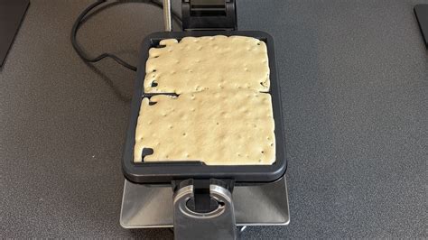 Waffeln im Waffeleisen während des Backens
