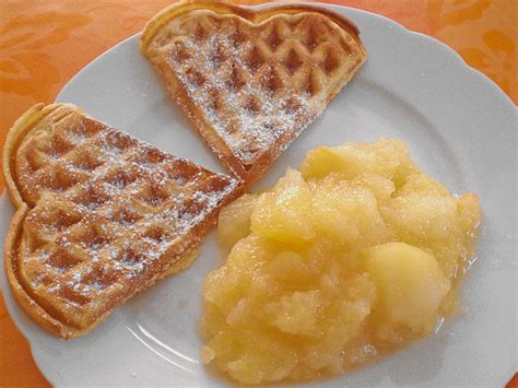 Waffeln mit Apfelmus und Beeren garniert