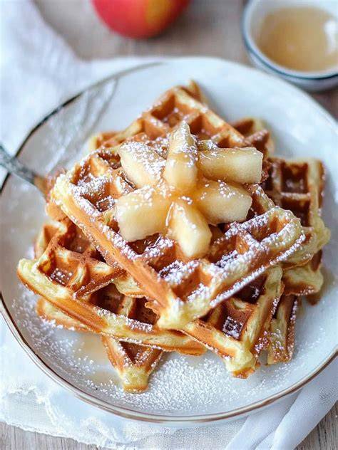 Waffeln mit Apfelmus und Zimt serviert