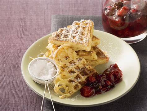 Waffeln mit Beerenkompott und Sahne