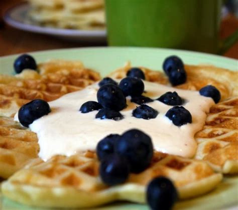 Waffeln mit Blaubeeren und Creme Fraiche dekoriert