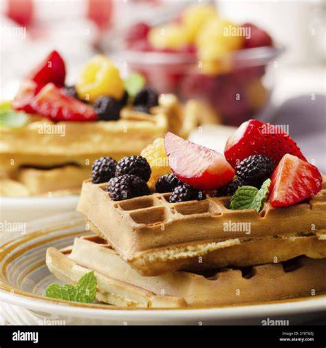 Waffeln mit Brombeeren und Pistazien-Honigcreme auf Teller