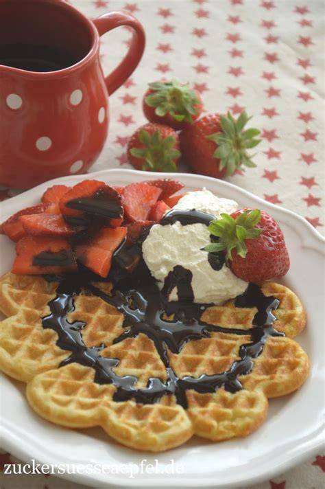 Waffeln mit Erdbeeren, Sahne und Schokoladensoße