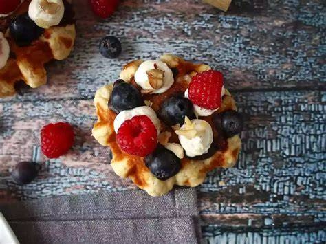 Waffeln mit Früchten und Schlagsahne