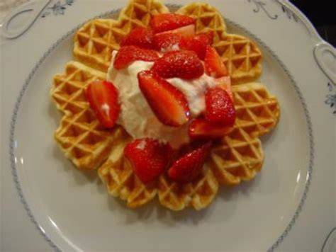 Waffeln mit Magerquark und frischen Erdbeeren - diabetikerfreundlich