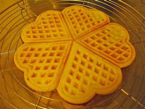 Waffeln mit Margarine auf einem Abkühlgitter