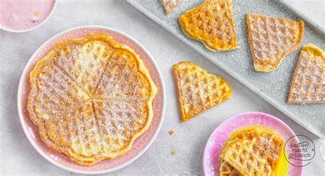 Waffeln mit Pfirsich und Joghurt als Spiegelei dekoriert