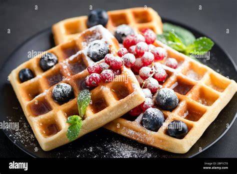 Waffeln mit Puderzucker und Beeren