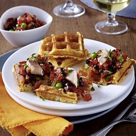 Waffeln mit Tomaten-Forellen-Mix