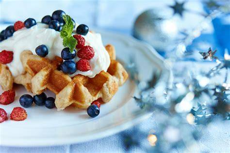 Waffeln mit Zimtcreme, garniert mit Mandeln und Beeren