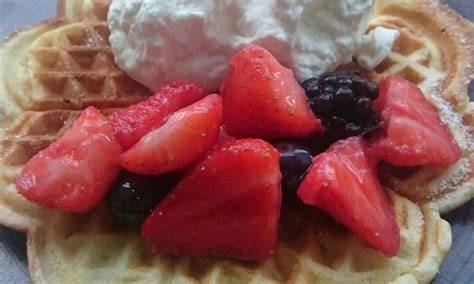Waffeln mit bunten frischen Früchten und Joghurtcreme