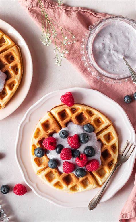 Waffeln mit frischen Beeren und veganem Joghurt