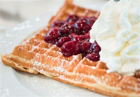 Waffeln mit heißen Kirschen und Sahne