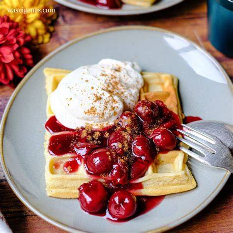 Waffeln mit heißer Kirschsauce und Schlagsahne