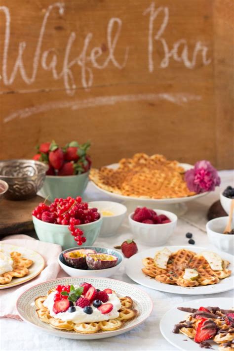 Waffeln mit vielfältigen Toppings im Café