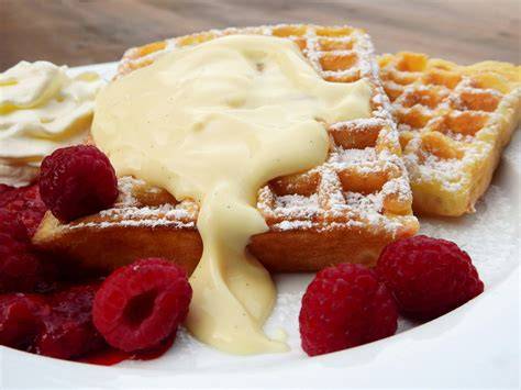 Waffeln und Crêpes als Begleitung zum Gelato