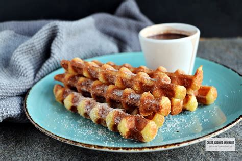 Waffelpommes mit Schokoladensoße auf einem schönen Teller