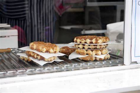 Waffelstand auf einem Straßenfest mit glücklichen Gästen