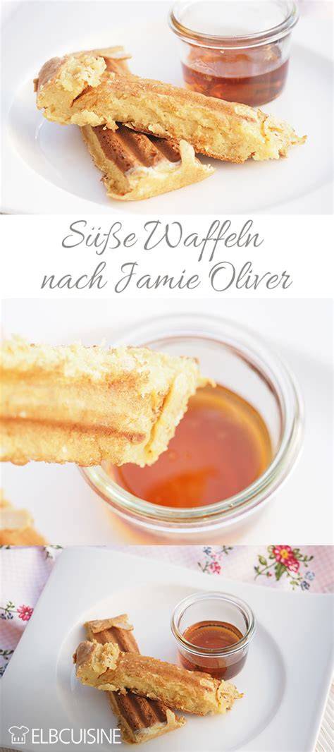 Waffelsticks in Ahornsirup getaucht