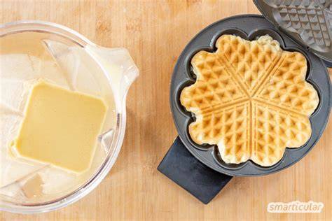Waffelteig im Rührbehälter mit Zutaten