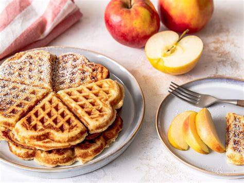 Waffelteig mit geriebenen Äpfeln im Waffeleisen