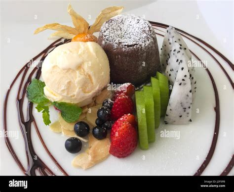 Waffelteller mit Eis und verschiedenem Obst