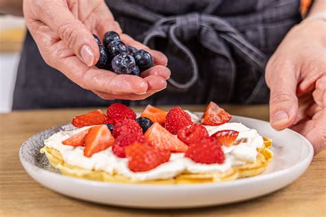 Waffeltorte Schritt für Schritt schichten und dekorieren